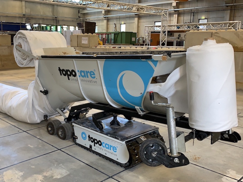 Start of laying a flood protection tube with the topopacker