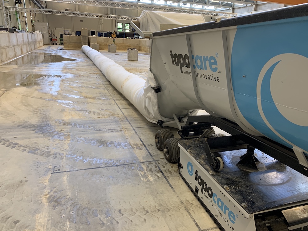 topopacker setting up a mobile flood protection system